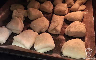 Поставьте в духовку при 180˚C примерно на 20 минут. Следите за готовностью.