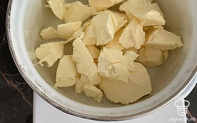 Растапливаем масло.