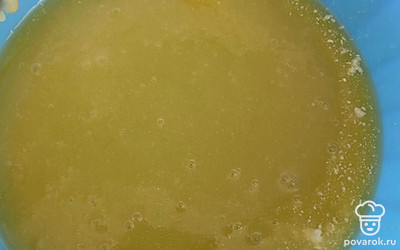 Смешиваем с сахаром и разрыхлителем.