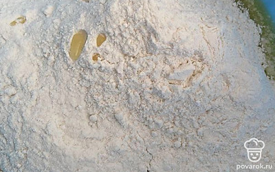 Добавляем муку и яйцо.