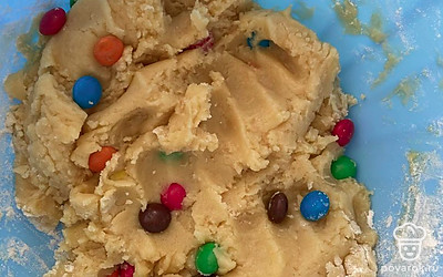 Добавляем шоколад и перемешиваем.