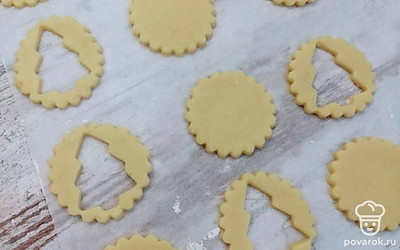Раскатайте, вырежьте с помощью вырубок, дно и верхушку для печенья. Если у вас есть маленькие формочки в виде елочки или снежинки, то в верхушке вырежьте за ними.