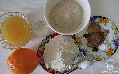 Просейте муку. Выдавите с апельсина сок.