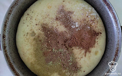 В сотейнике с толстым дном подогрейте мед. Добавьте соду и мешайте, пока масса не перестанет пенится. Добавьте специи, соль и какао. Все хорошо перемешайте.