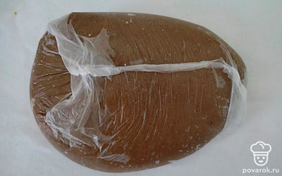 В остывшую массу добавьте кокосовое масло и частями муку. Замешайте упругое тесто, заверните его в пленку или пакет и уберите его в холодильник на 30 минут.