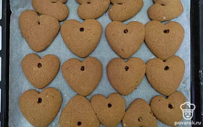 Раскатайте тесто в пласт толщиной 5 мм. Вырежите печенье при помощи трафарета или вырубки. Выпекайте в разогретой духовке при 180°С 15 минут.