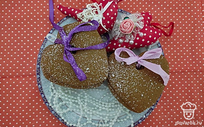 Пока печенье горячее сделайте небольшое отверстие. В это отверстие проденьте небольшой кусочек ленточки и завяжите ее. Пряник украсьте кондитерской глазурью или сделайте подтеки из шоколада. Украстье готовыми пряниками новогоднюю елочку.