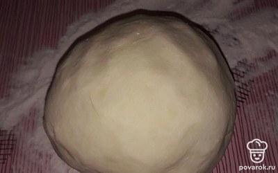 Масло вынуть из холодильника за час, что бы оно было мягкое, комнатной температуры. Растереть масло в мягкую крошку с мукой.Творог протереть через сито, смешать с растертой в крошку мукой с маслом. Убрать тесто в холодильник на 1-2 часа.