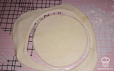 Раскатать каждый шарик в кружочек диаметром 9-10 см, поставить тарелку или кружку, обрезать лишнее.