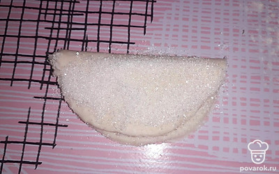 Кружок посыпать сахаром, сложить пополам.