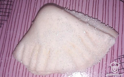 Еще раз сложить пополам и посыпать сахаром. Прищипнуть края вилкой, придав форму гусиных лапок. Запекать в хорошо разогретой духовке при 180 градусов 20-30 минут.