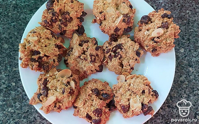 Овсяное печенье с изюмом и миндалем — Рецепт с фото