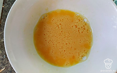 Яйцо взбить с сахаром.