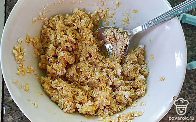 Всыпать овсяные хлопья, добавить 50 мл воды и все перемешать.