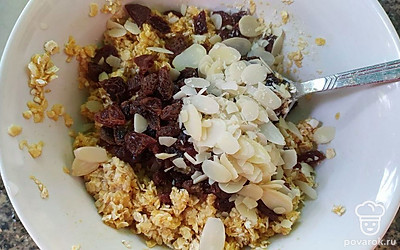 Добавить промытый и измельченный изюм и миндальные лепестки. Перемешать еще раз. Сформировать печенья, выложить на противень и выпекать 20 минут при 180 градусах.