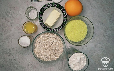 Тесто замешивается очень быстро, поэтому сразу включите духовку разогреваться на 180°C. Противень застелите пергаментом. Муку просейте.