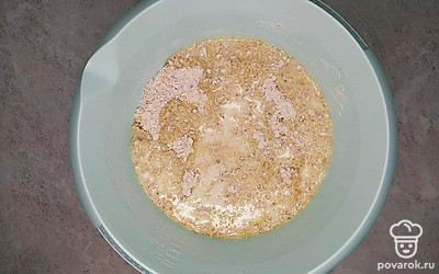 В маленькую кастрюльку положите сливочное масло и мед, поставьте на небольшой огонь, когда они растворятся, снимите. К 1 ч. л. соды добавьте 2 ст. л. кипятка, чтобы ее погасить и соедините с маслом и медом. Хорошо перемешайте, смесь начнет пениться. Горячую массу вылейте к сухим ингредиентам и замесите тесто. Тесто получается рассыпчатым, но если его сжимать, то оно хорошо держит форму.