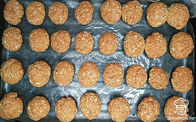 Из теста сформируйте небольшие шарики, примерно с грецкий орех и выложите их на противень на расстоянии друг от друга, чтобы они при выпечке не склеились. Выпекайте при 180°C около 14 минут до золотистого цвета. Готовую выпечку охладите.