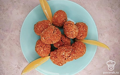 При подаче украсьте тарелку с печеньем дольками лимона или апельсина.