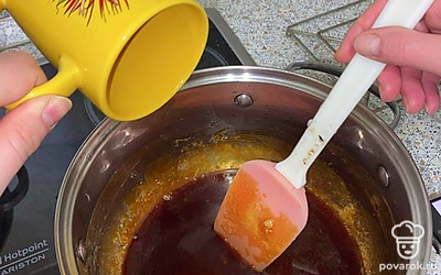 Натрите апельсиновую цедру, пока сахар топится, и добавьте ее в сахар. Влейте воду и перемешайте.