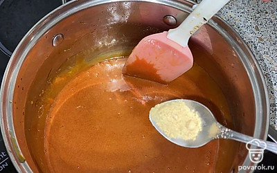 Положите сливочное масло и растопите его. Добавьте имбирь и одно яйцо.