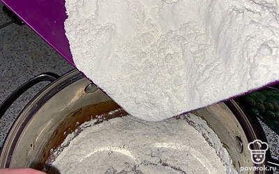 Дайте остыть массе и добавьте муку. Быстро перемешайте, чтобы не было комочков. Уберите готовое тесто на ночь в холодильник.