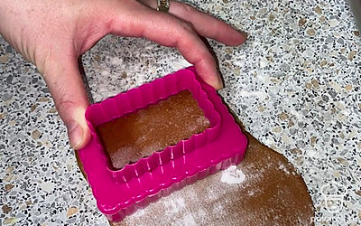 На следующий день достаньте тесто и раскатайте его. Вырежьте формочкой печенье и переложите его на пергамент.