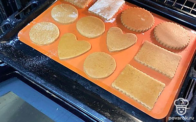 Поставьте в разогретую до 180 °С духовку на 6-7 минут. Лучше засекать точно, тогда получится очень мягкое печенье.