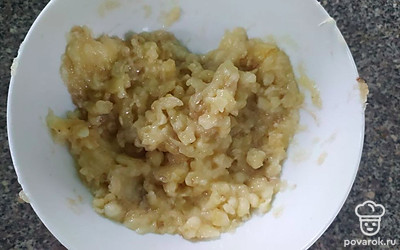 Бананы разомните вилкой. Важно использовать в этом рецепте очень спелые бананы.