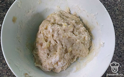 Всыпьте муку и тщательно перемешайте.