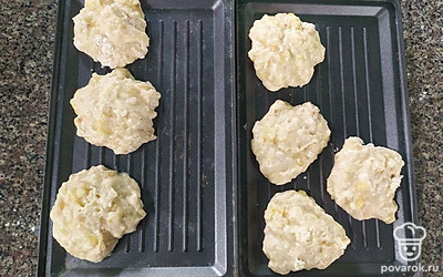 Выкладывайте ложкой массу на антипригарный противень или пекарскую бумагу, формируя круглые печенья.