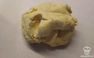 Поместите все ингредиенты в глубокую емкость и замесите мягкое тесто, которое не прилипает к рукам. Кукурузная мука не обладает такой клейковиной как пшеничная, поэтому тесто получается не такое упругое.