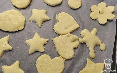 Раскатайте тесто в пласт 5 мм и вырежьте печенье.
