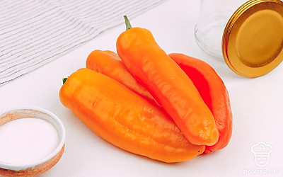 Промойте болгарский перец.