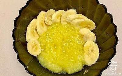 Очищенные яблоки нарежьте небольшими кусочками, поместите их в глубокую керамическую миску, долейте 30 мл воды. Поставьте в микроволновую печь при мощности 600-700W на 7-8 минут. Затем измельчите тушеные яблоки блендером, добавьте кусочки банана и доведите пюре до однородности.