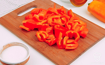 Удалите из перца семечки и нарежьте овощ.
