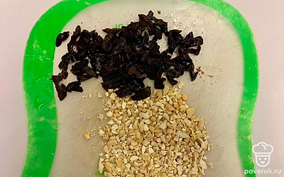 Орехи кешью порубите ножом на маленькие кусочки, чернослив разрежьте на 4-6 частей. Яичный белок взбейте с 50 г тростникового сахара до густой плотной пены.