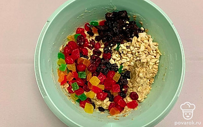 В глубокой миске соедините яблочно-банановое пюре, взбитый белок и цельнозерновую муку. Хорошенько перемешайте. Добавьте оставшийся сахар, сливочное масло, овсяные хлопья, все сухофрукты, орехи кешью, подсолнечные семечки и цукаты. Перемешайте.