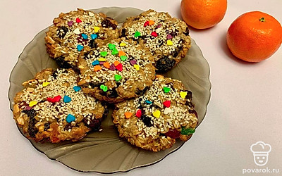 Подавайте овсяные печенья с яблочно-банановым пюре, сухофруктами и орехами с чашкой теплого молока, горячего чая с лимоном или свежесваренным какао.