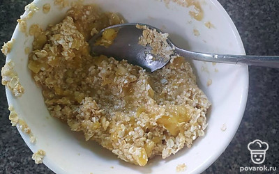 Бананы очистите и разомните вилкой, соедините с овсянкой и перемешайте.