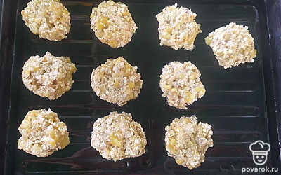 Выложите на противень, смазанный маслом или выстеленный пергаментом, формируя небольшие печенья. Выпекайте при 120 градусах 30 минут.