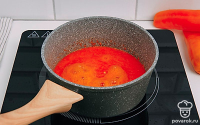 Переложите пюре в кастрюлю, посолите и варите до кипения.