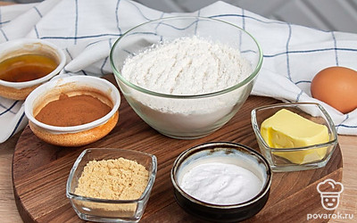 Выложите все ингредиенты. Заранее разогрейте духовку до 180 градусов. Просейте муку, размягчите сливочное масло.