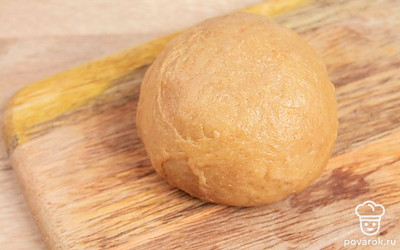 В подходящую по размеру емкость поместите муку и молотые специи, перемешайте. Отдельно взбейте сливочное масло и мед до пышной массы. Как только смесь посветлеет добавьте яйцо и продолжите взбивать. Замесите тесто и сформируйте из него шар. Оберните пищевой пленкой и уберите в холодильник на 20 минут.