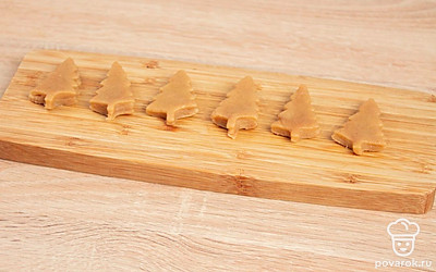 Готовое тесто раскатайте шириной 5-7 мм и формочками вырежьте готовое печенье.