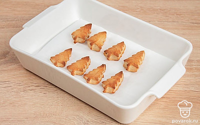 Выложите печенье в подходящую по размеру форму на бумагу для выпечки. Выпекайте в разогретой до 180 градусов духовке в течение 10 минут (пока не появится румяная корочка).