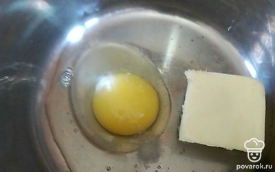 Смешайте масло, яйцо комнатной температуры и щепотку соли.