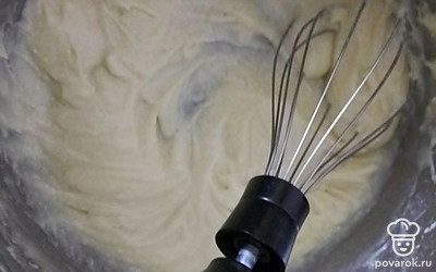 Добавьте сахарную пудру и муку. Перемешайте.