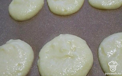 Сформируйте печенье и разложите его на противне. Запекайте в духовке 10-12 минут до румяного цвета.