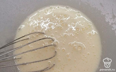 Взбейте яйца с сахаром.